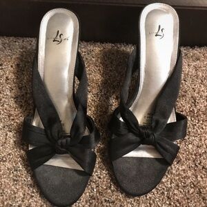Gorgeous Black Thick Strapped Heels Size 8.5 EUC